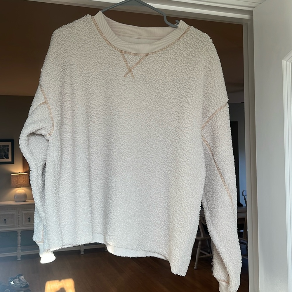 AE Medium Sherpa Off White. NWT